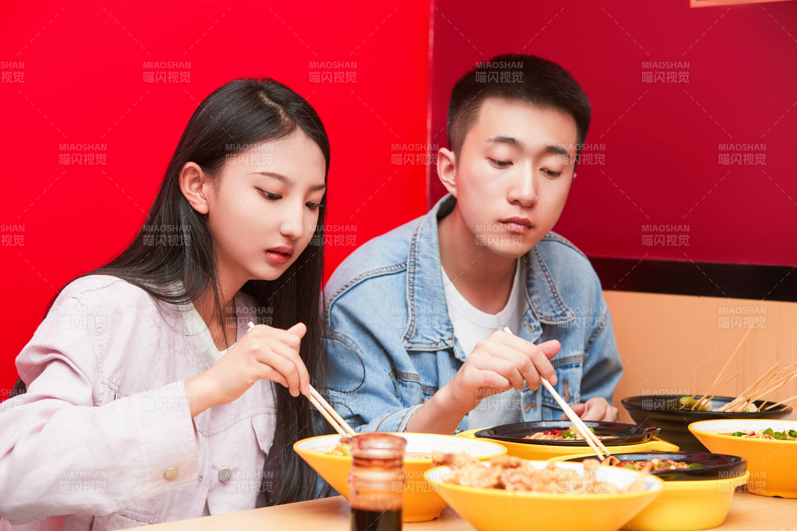 餐廳里吃飯的年輕情侶