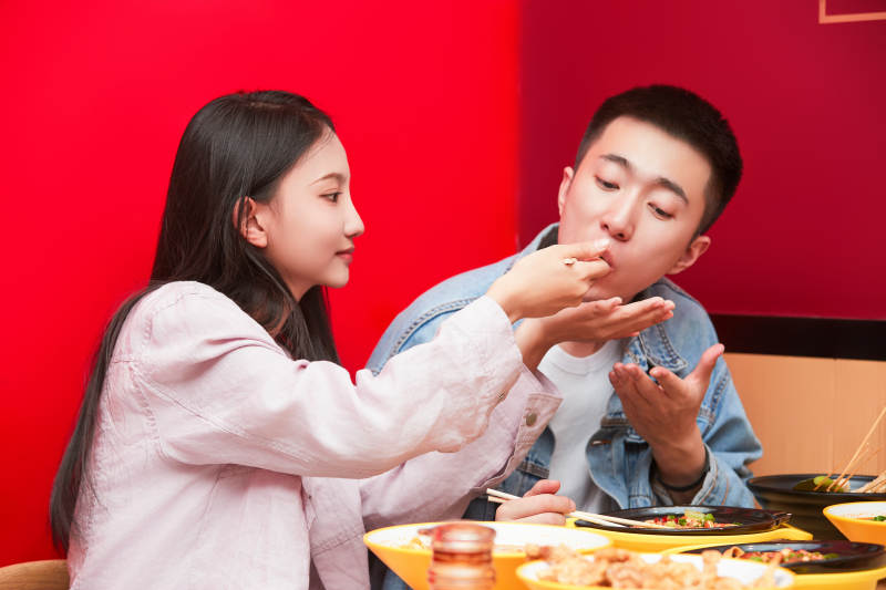 餐厅里吃饭的年轻情侣