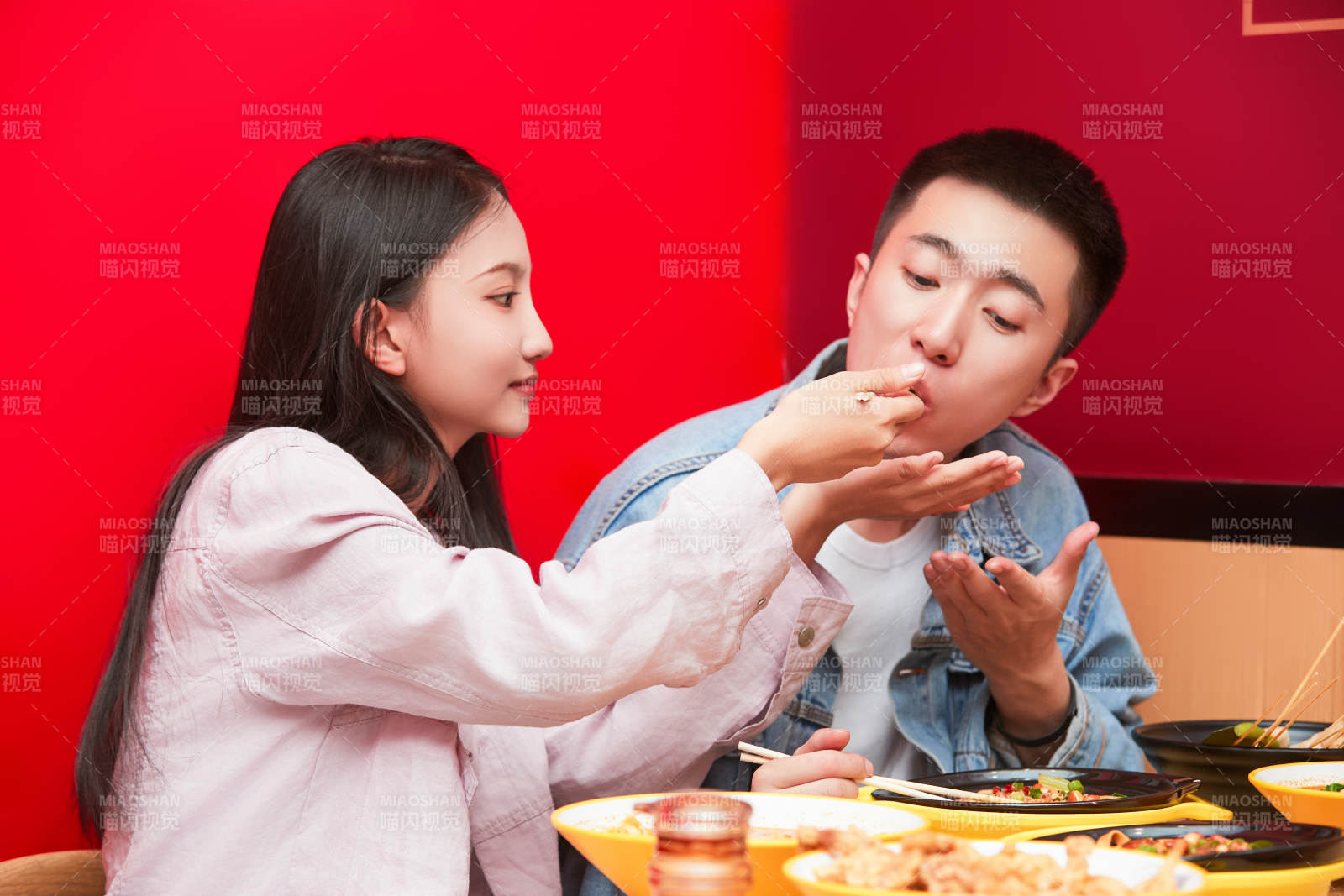 餐厅里吃饭的年轻情侣