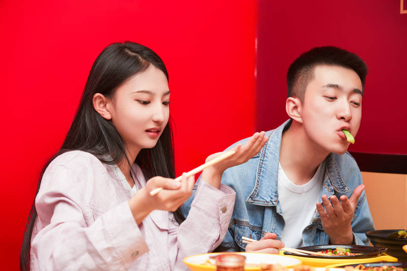 餐厅里吃饭的年轻情侣