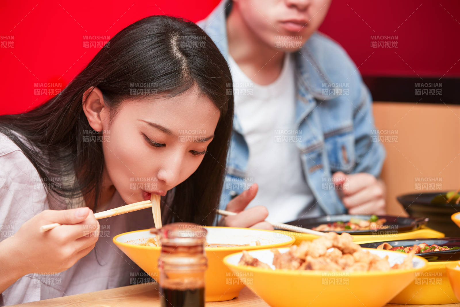 餐厅里吃饭的年轻情侣