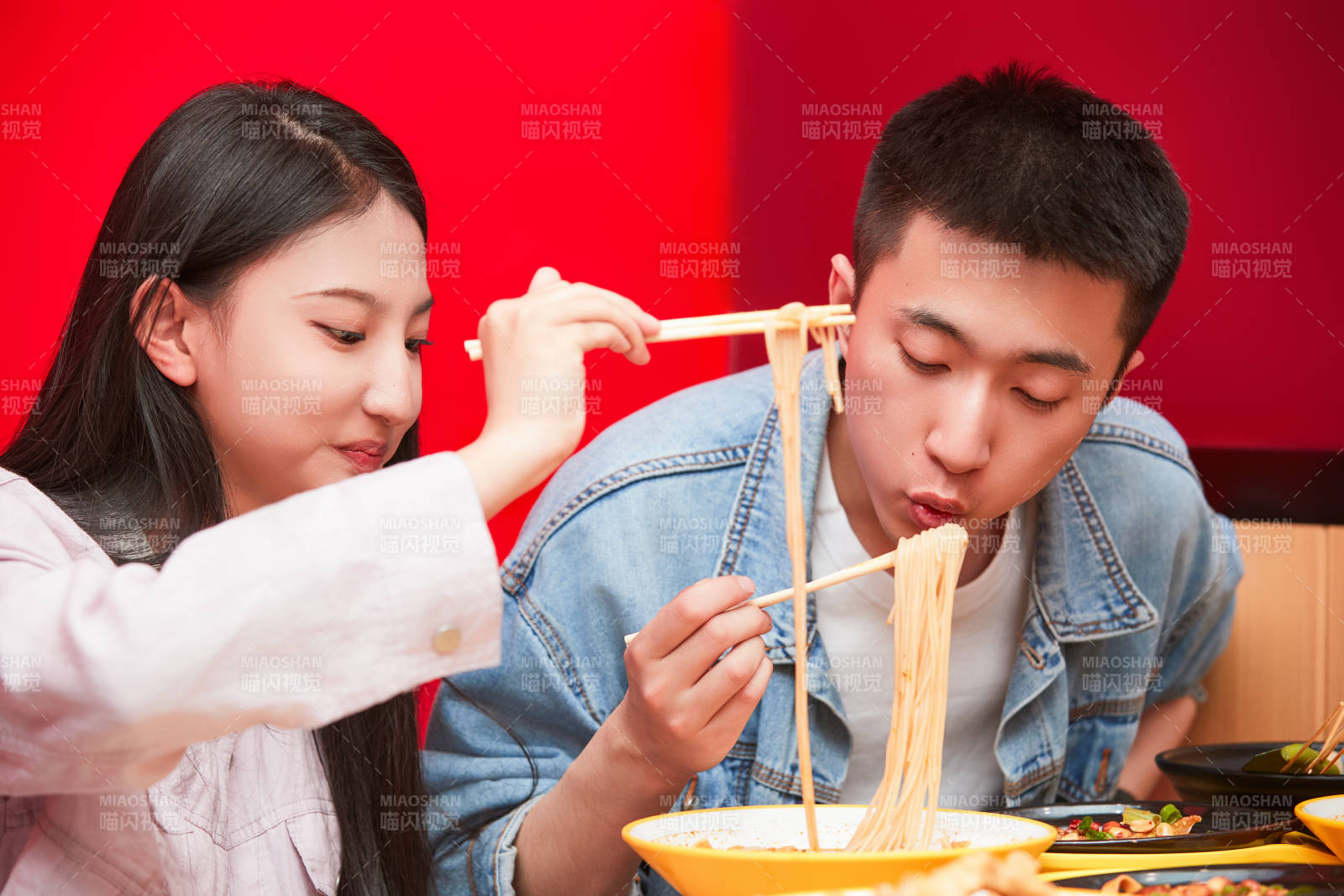 餐廳里吃飯的年輕情侶