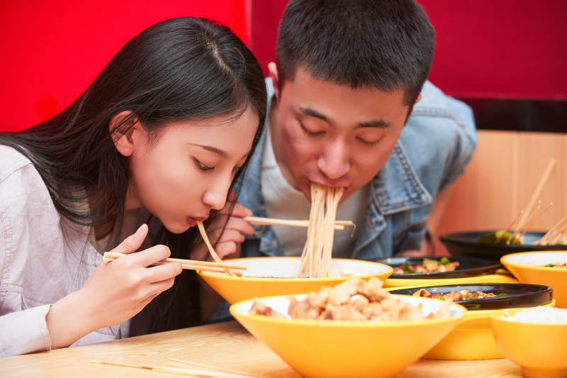 餐厅里吃饭的年轻情侣