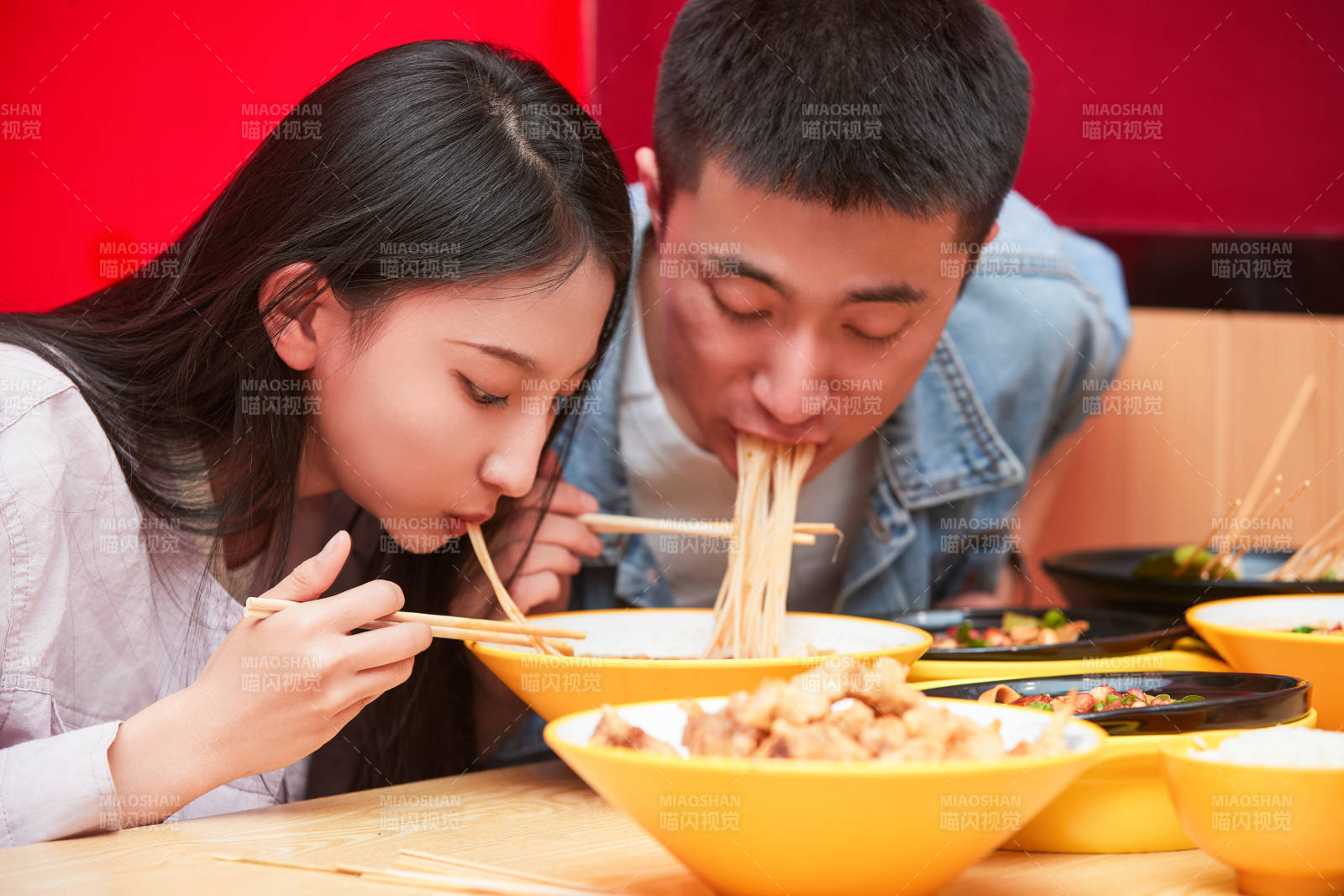 餐厅里吃饭的年轻情侣