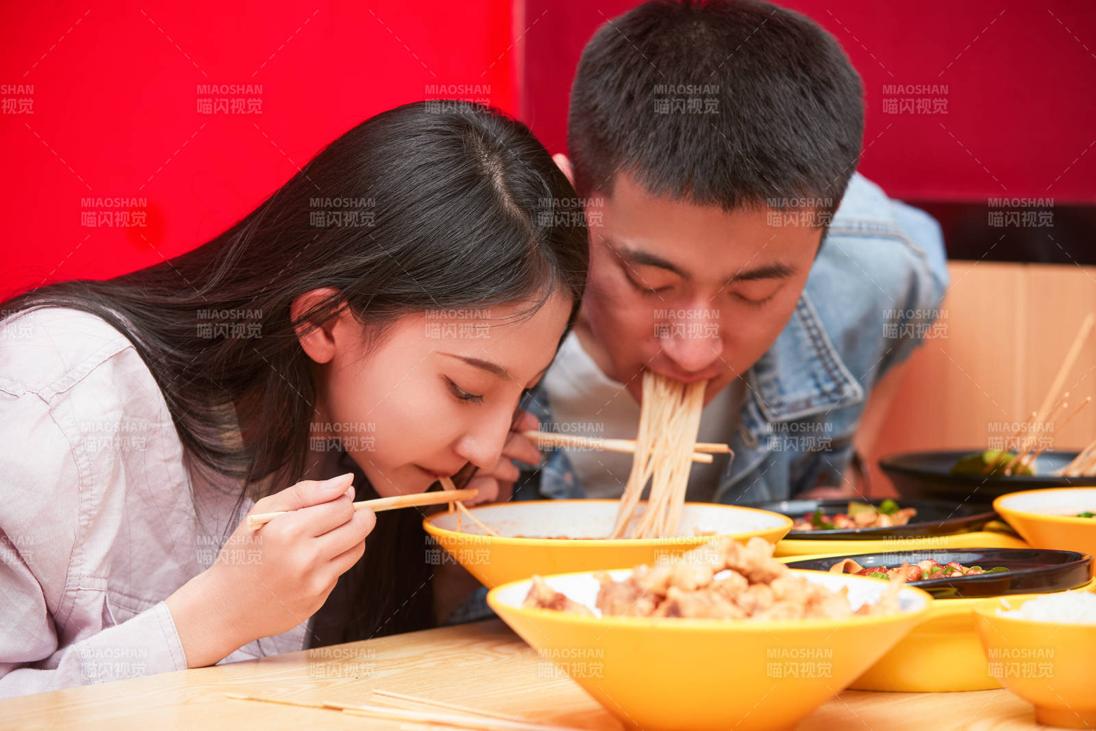 餐厅里吃饭的年轻情侣