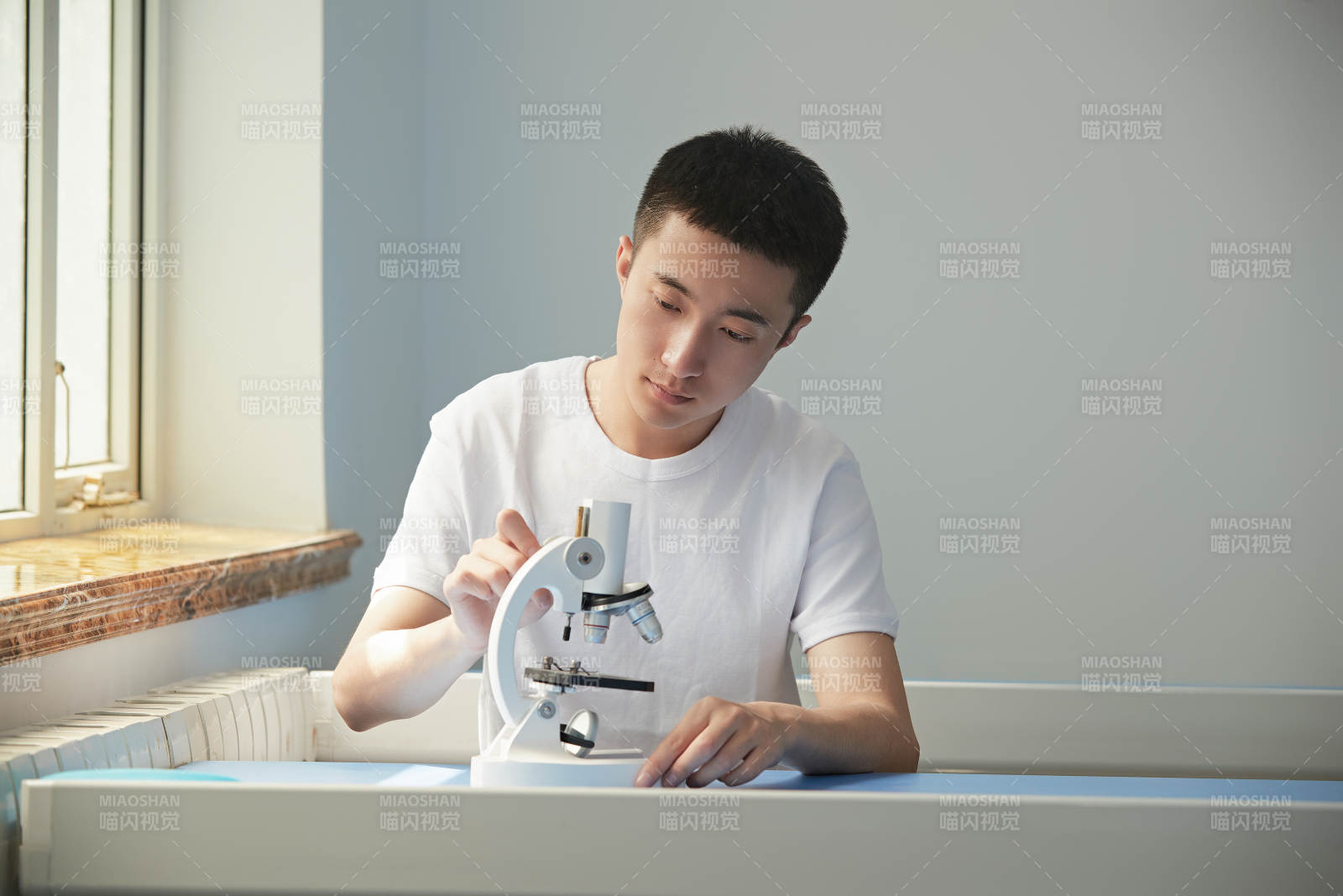 坐在教室里的帅气男青年