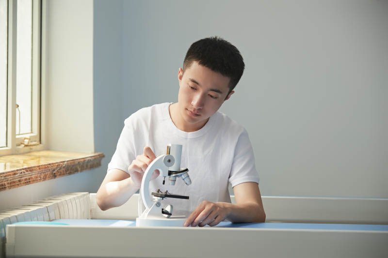 坐在教室里的帅气男青年