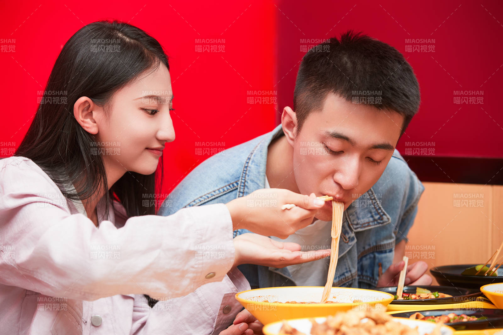 餐厅里吃饭的年轻情侣