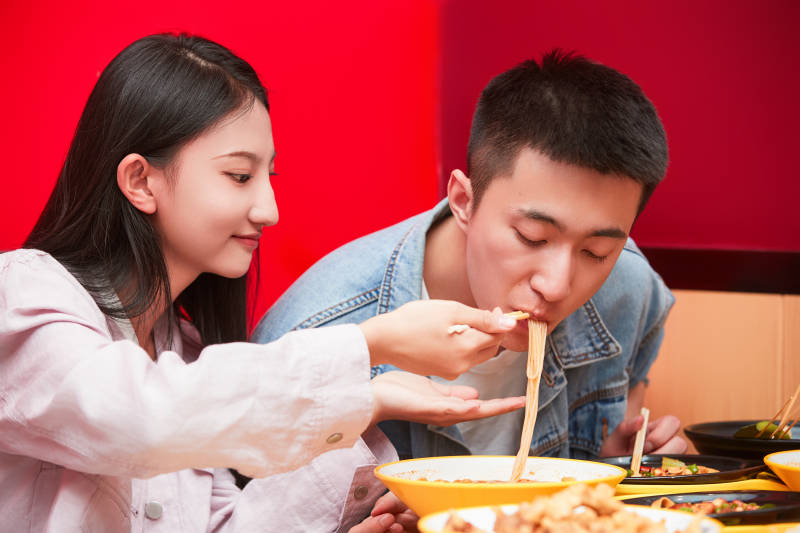餐厅里吃饭的年轻情侣