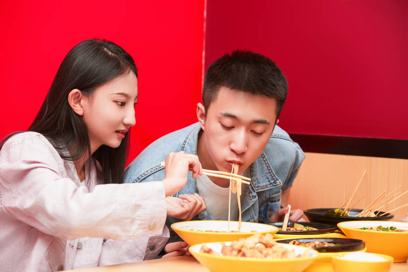 餐厅里吃饭的年轻情侣