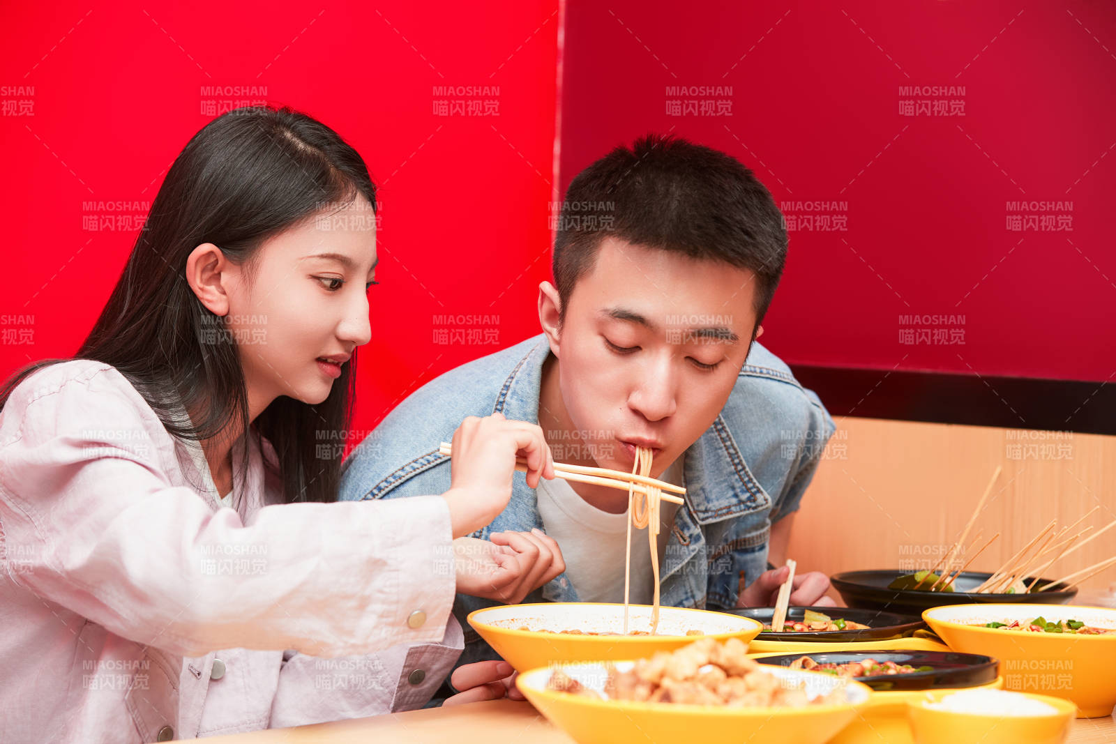 餐厅里吃饭的年轻情侣