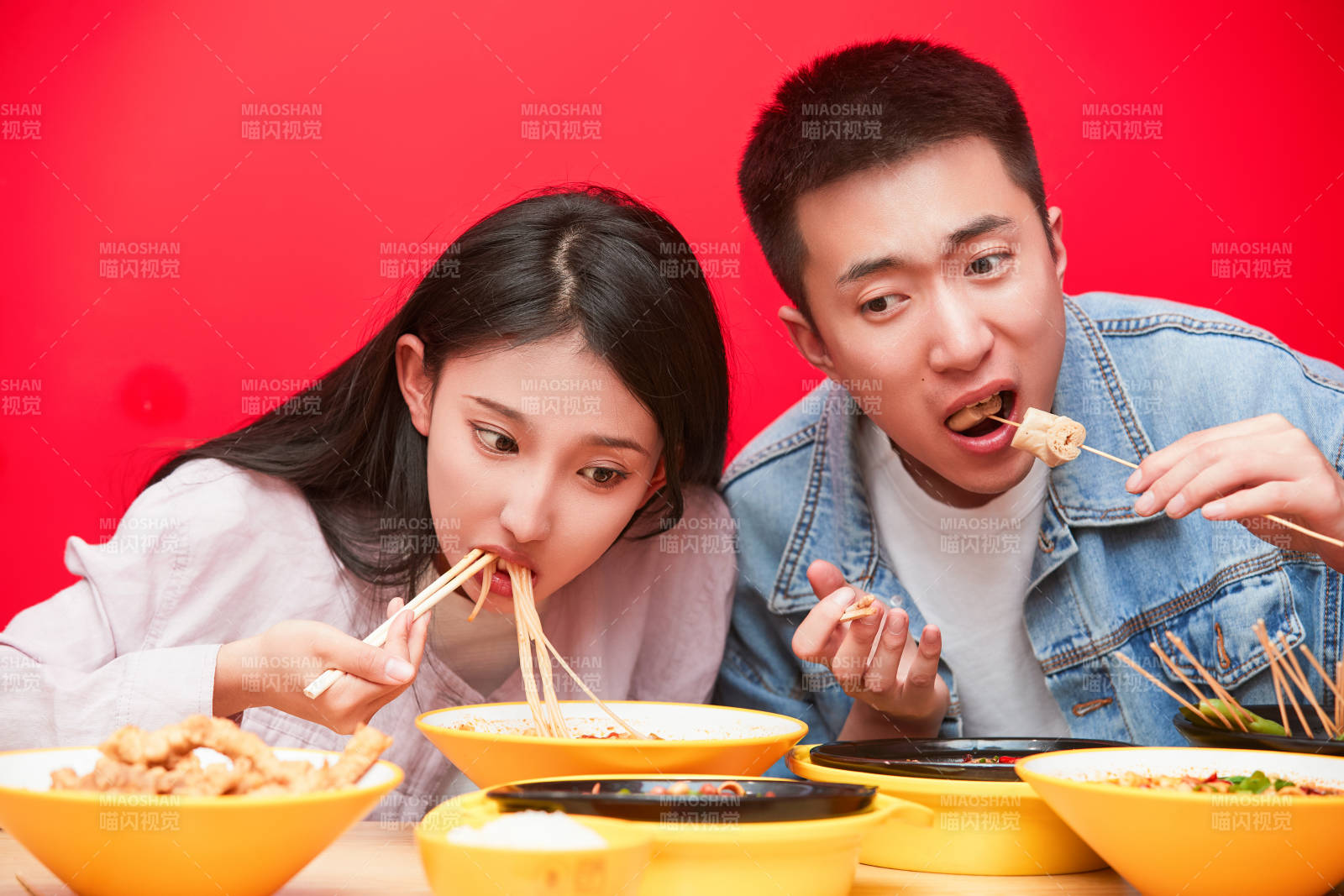 餐厅里吃饭的年轻情侣