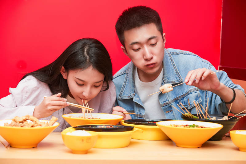 餐厅里吃饭的年轻情侣