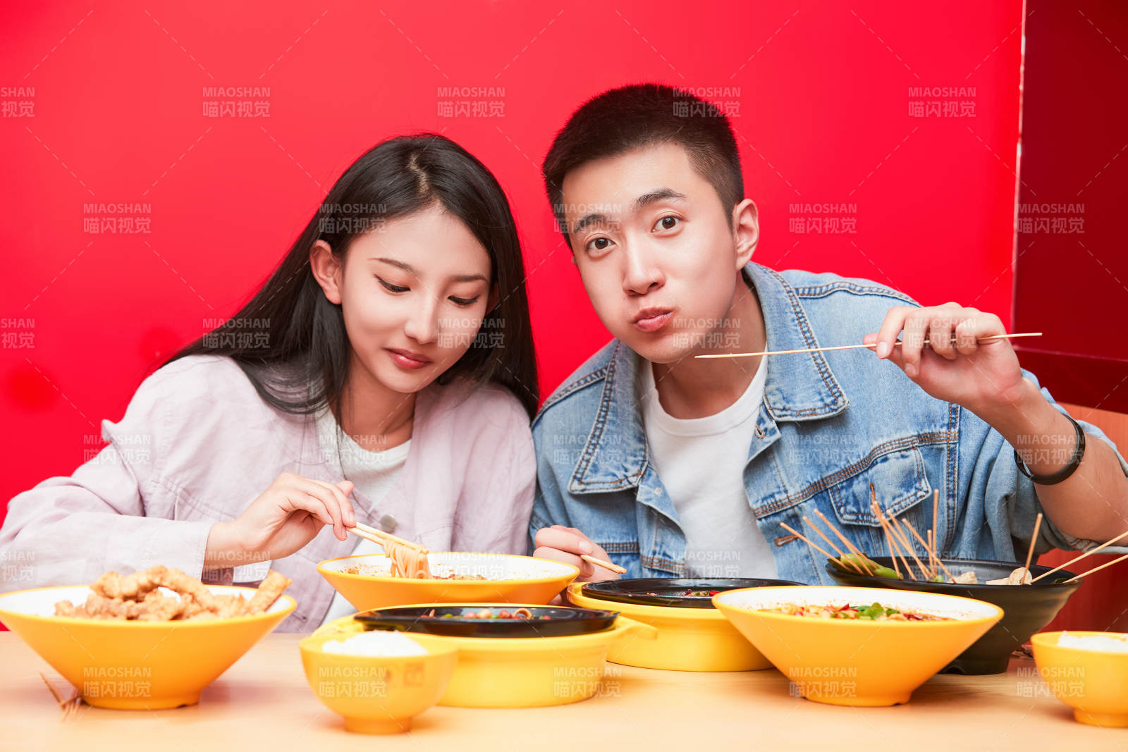 餐厅里吃饭的年轻情侣