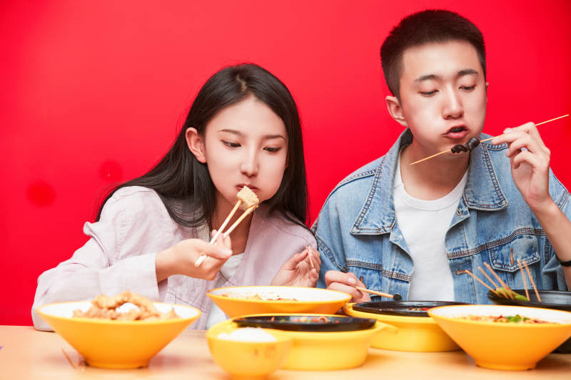 餐厅里吃饭的年轻情侣