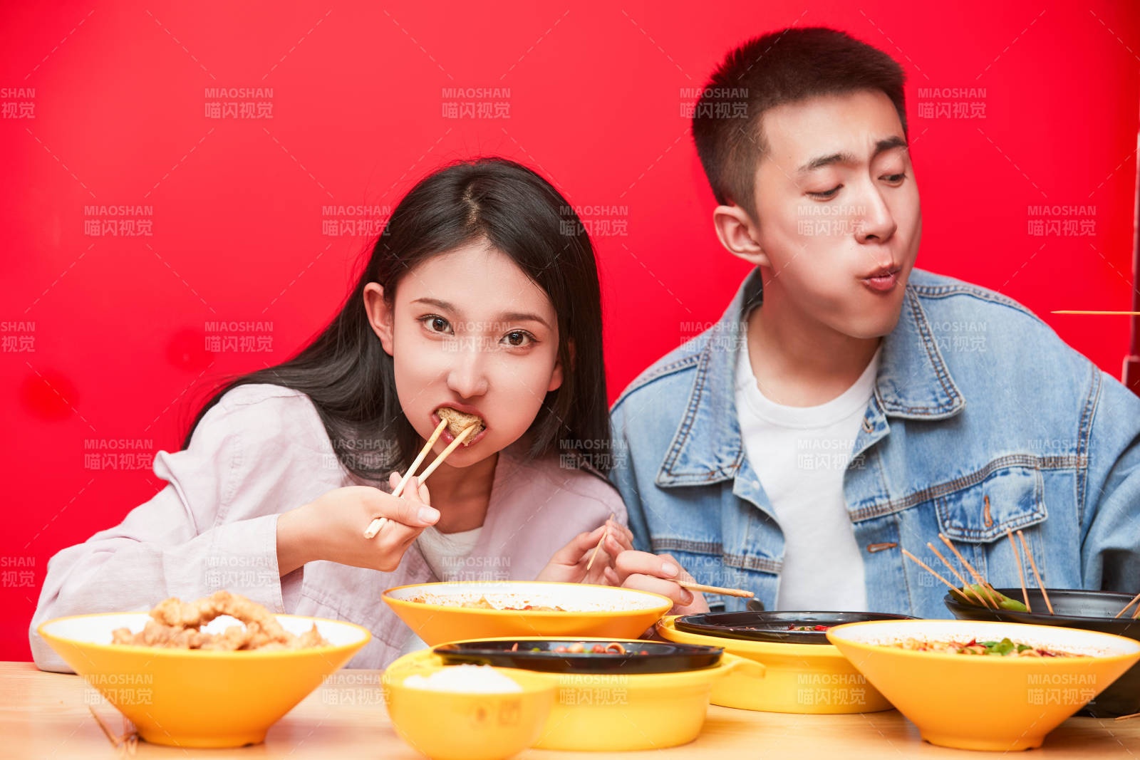 餐厅里吃饭的年轻情侣