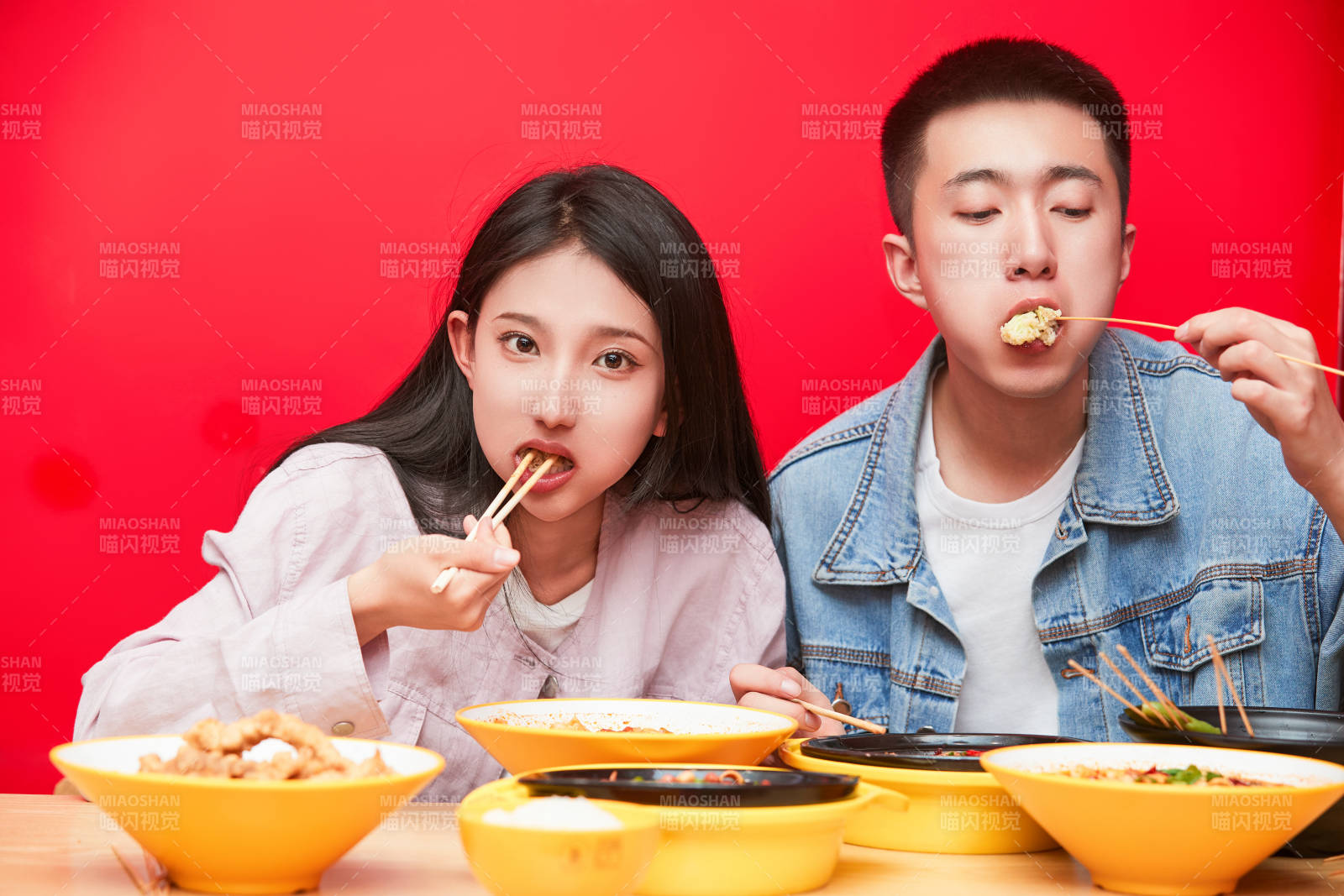 餐厅里吃饭的年轻情侣