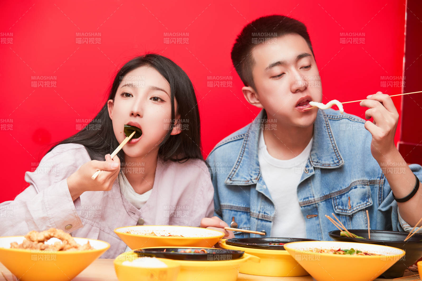 餐厅里吃饭的年轻情侣