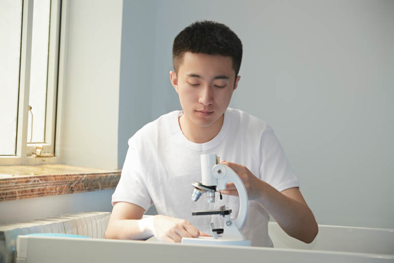 坐在教室里的帅气男青年