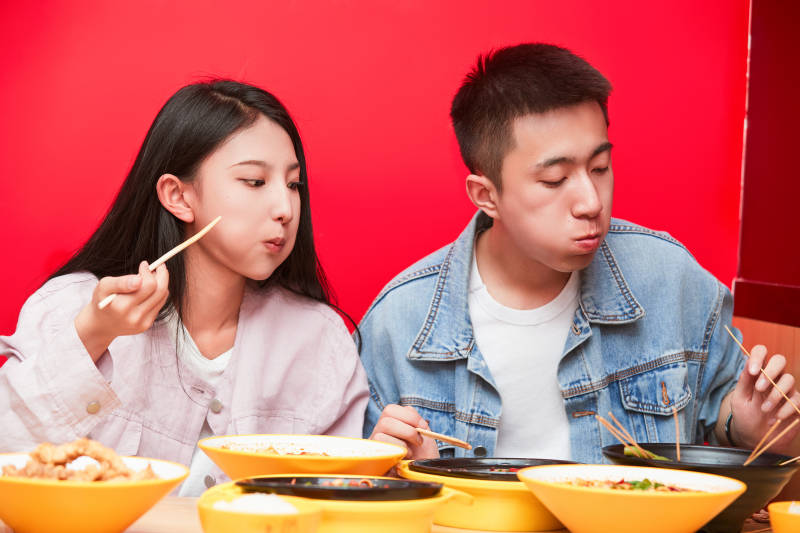 餐厅里吃饭的年轻情侣