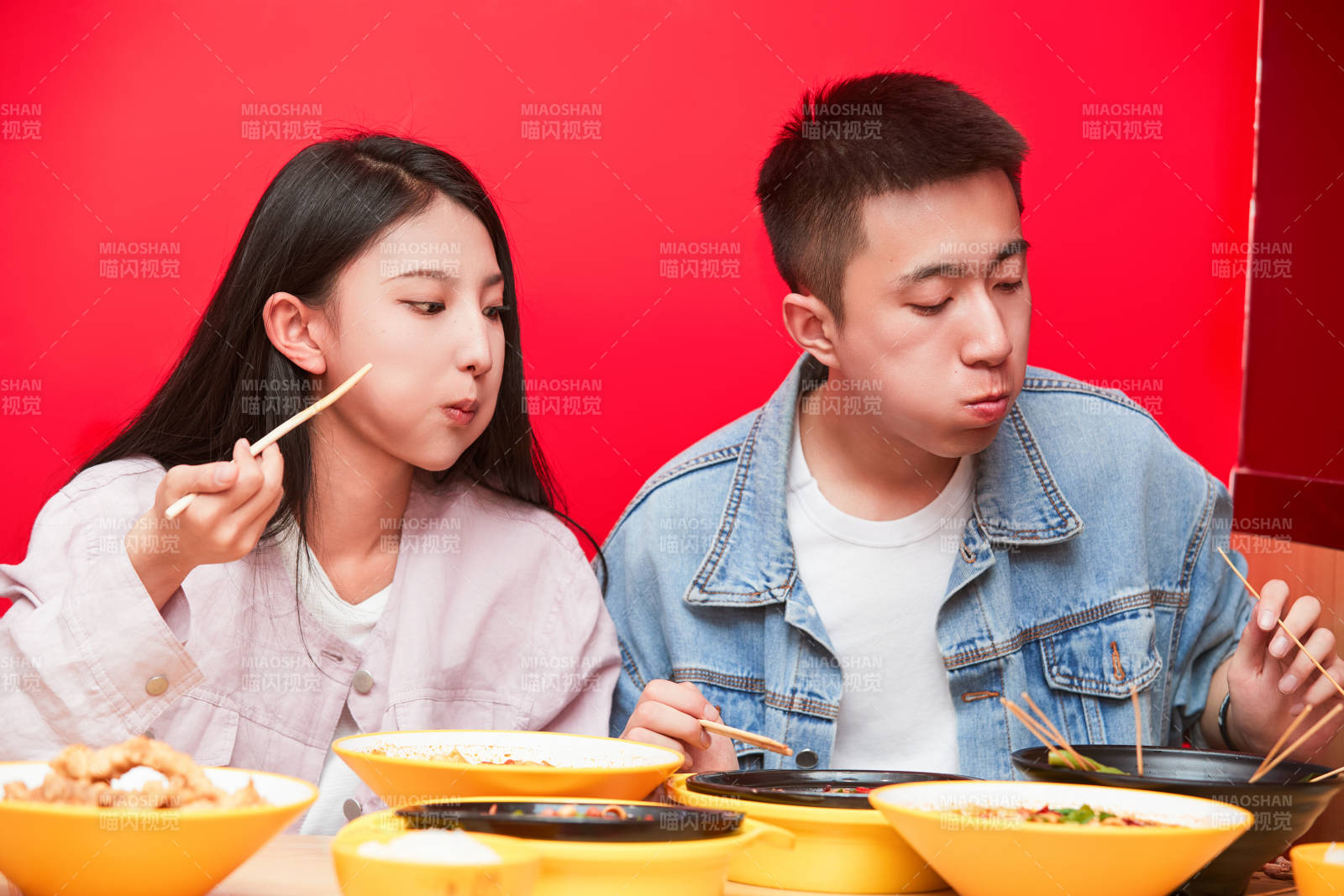 餐厅里吃饭的年轻情侣