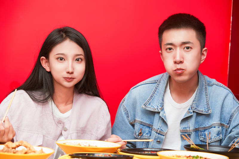 餐厅里吃饭的年轻情侣