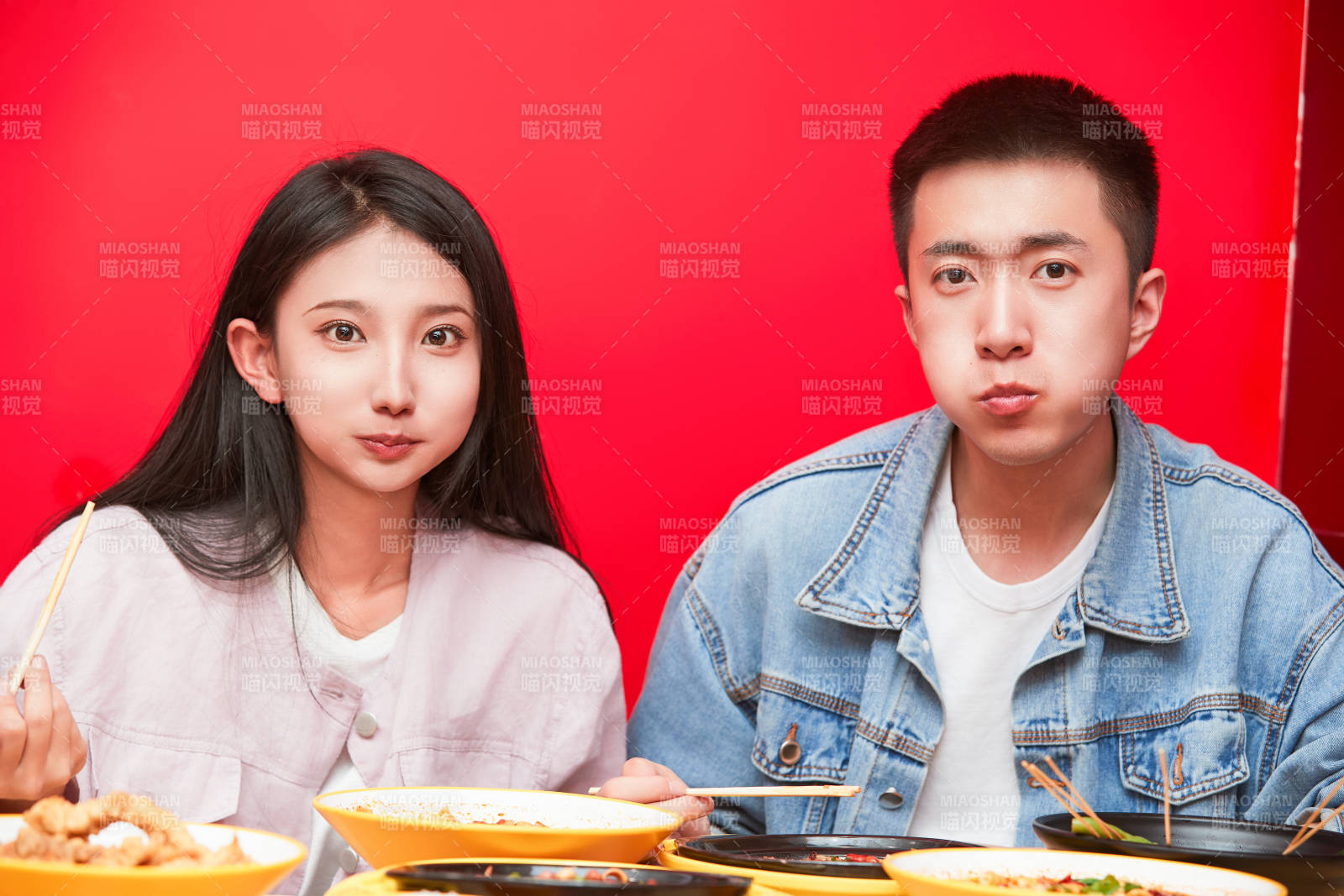 餐厅里吃饭的年轻情侣