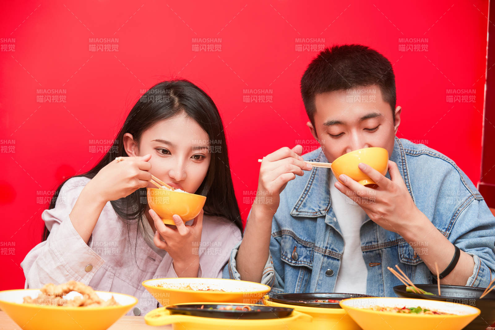 餐廳里吃飯的年輕情侶