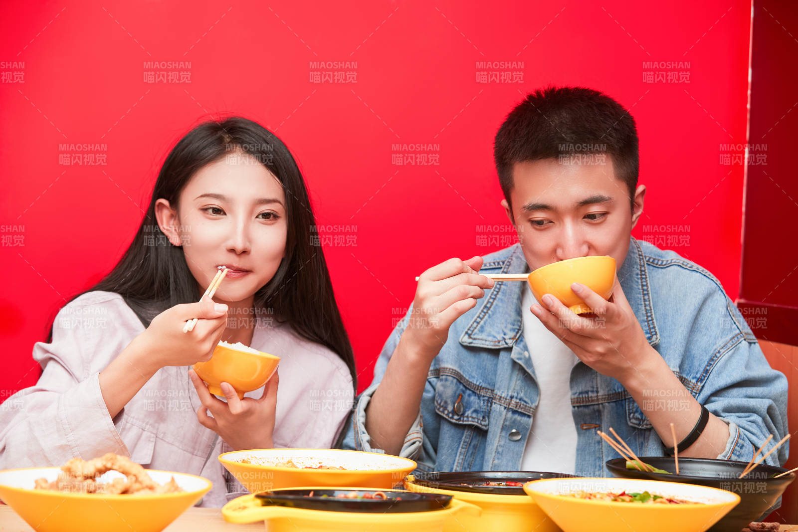 餐厅里吃饭的年轻情侣