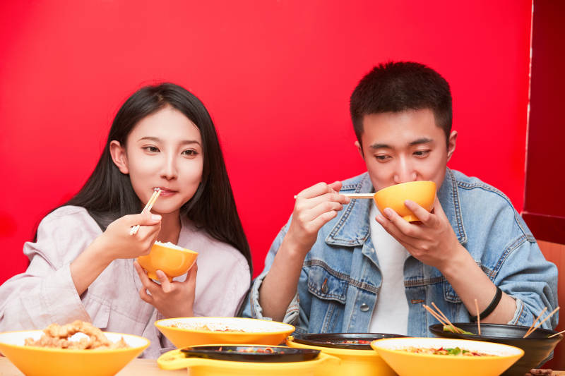 餐厅里吃饭的年轻情侣