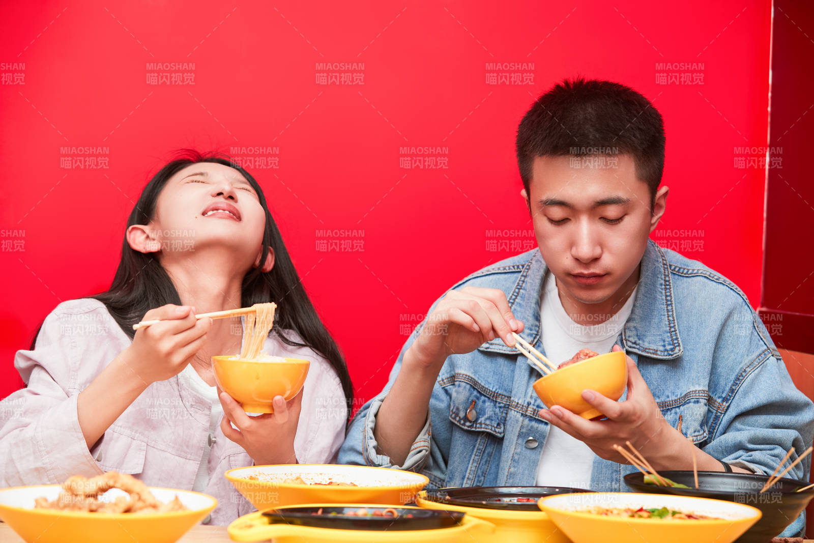 餐廳里吃飯的年輕情侶