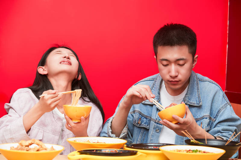 餐厅里吃饭的年轻情侣