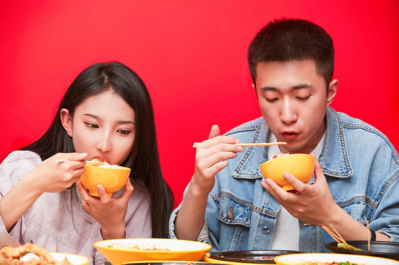 餐厅里吃饭的年轻情侣