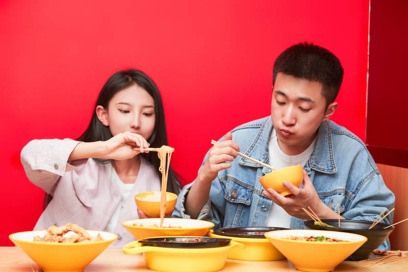 餐厅里吃饭的年轻情侣