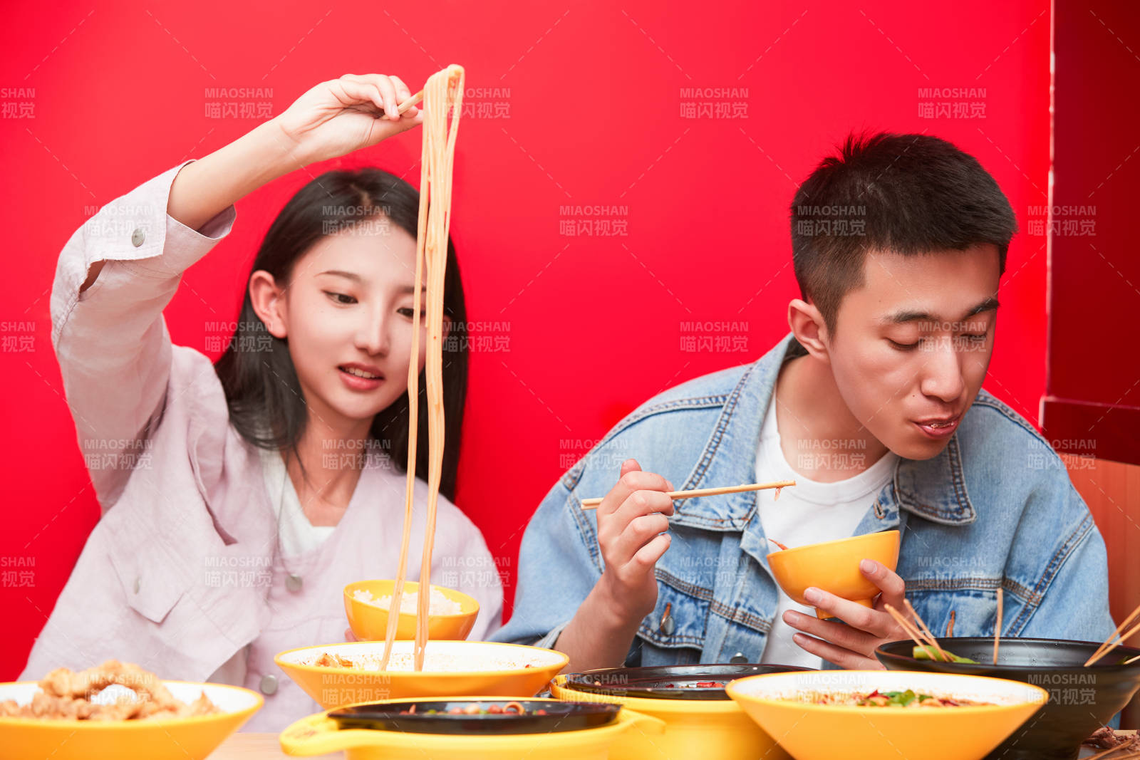 餐厅里吃饭的年轻情侣