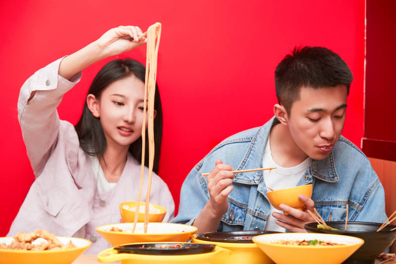 餐厅里吃饭的年轻情侣