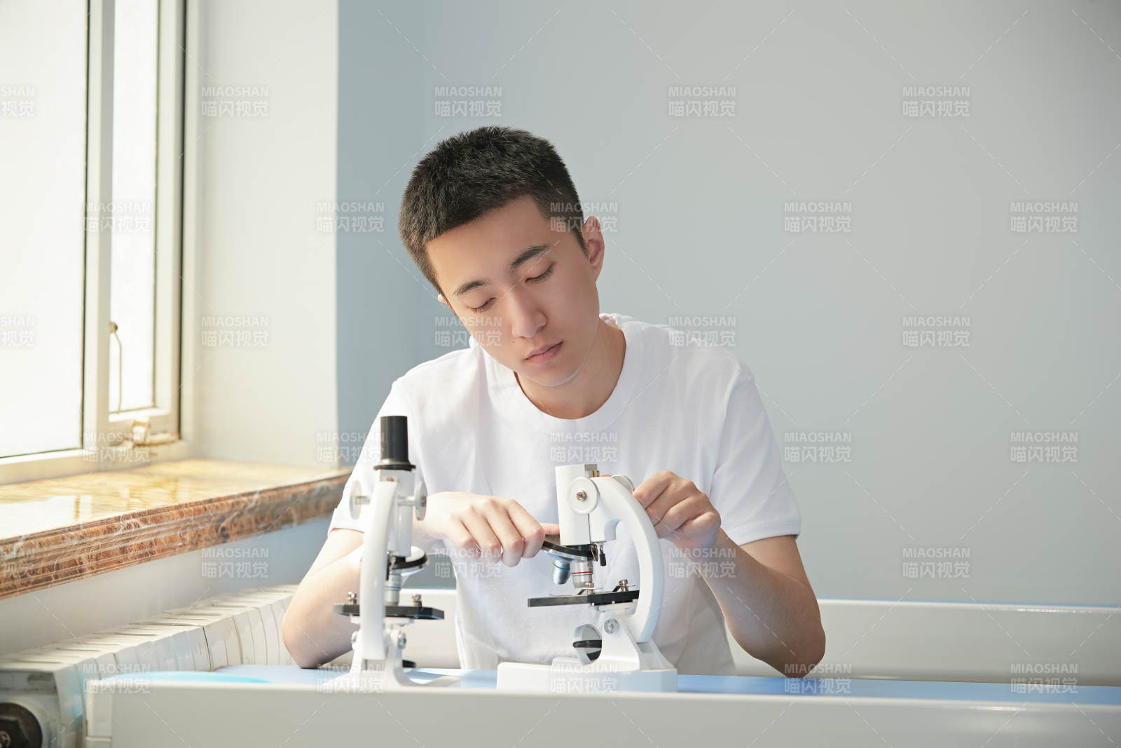 在教室里做实验的帅气青年男性