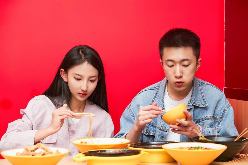 餐厅里吃饭的年轻情侣