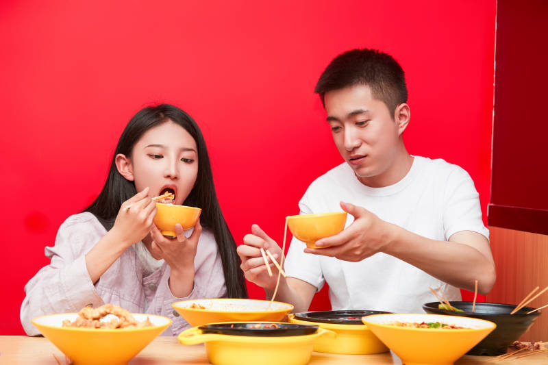 餐厅里吃饭的年轻情侣