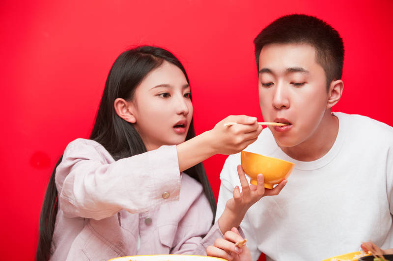 餐厅里吃饭的年轻情侣