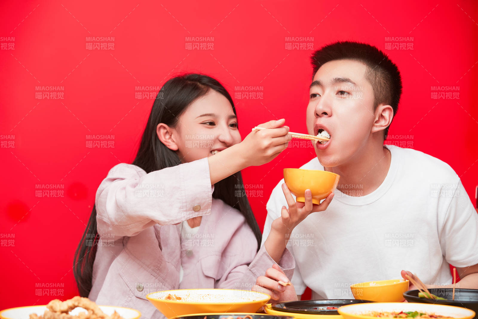 餐厅里吃饭的年轻情侣