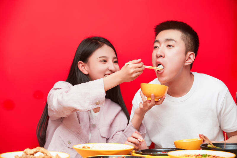 餐厅里吃饭的年轻情侣