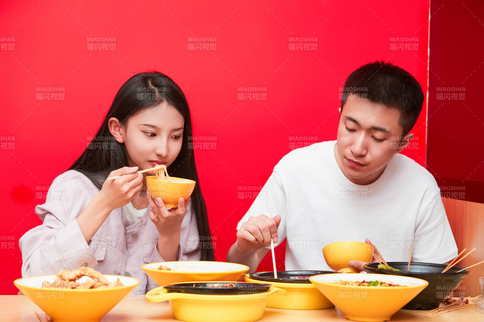 餐厅里吃饭的年轻情侣