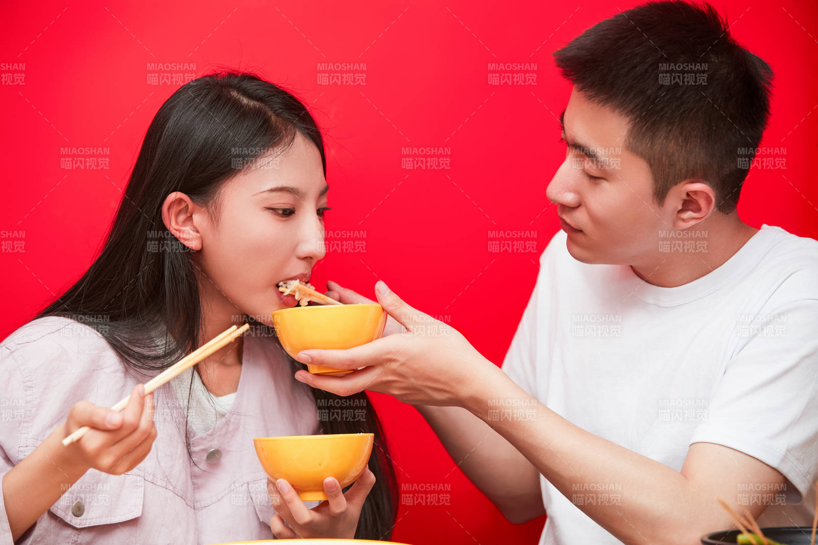 餐厅里吃饭的年轻情侣