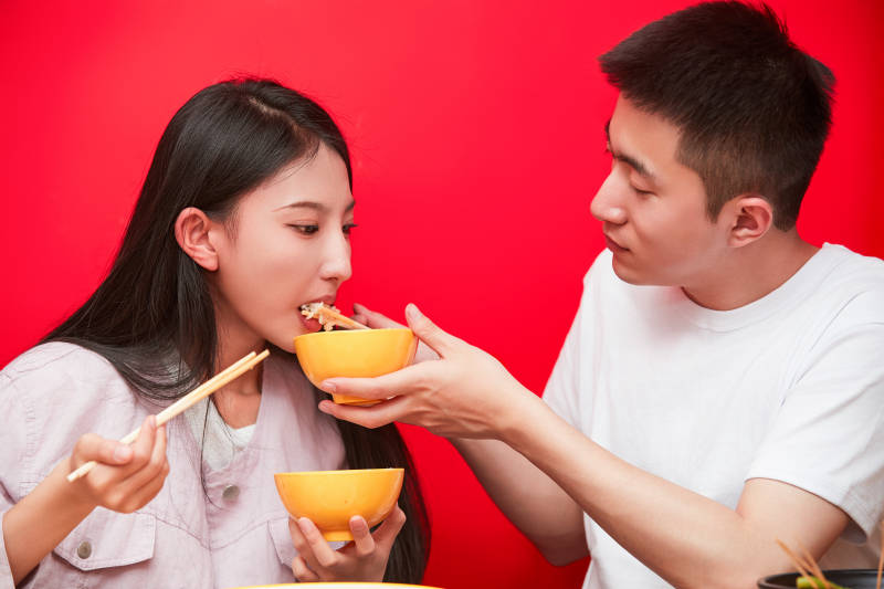 餐厅里吃饭的年轻情侣