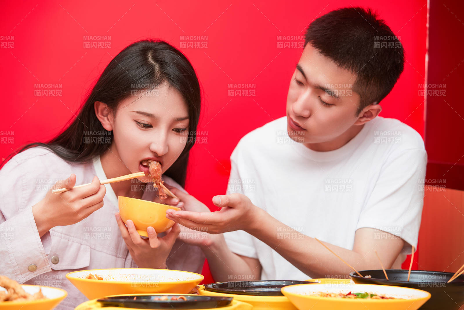 餐厅里吃饭的年轻情侣