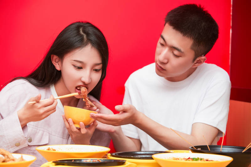 餐厅里吃饭的年轻情侣