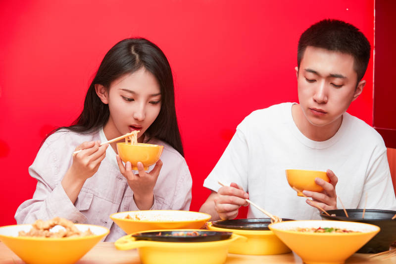 餐厅里吃饭的年轻情侣