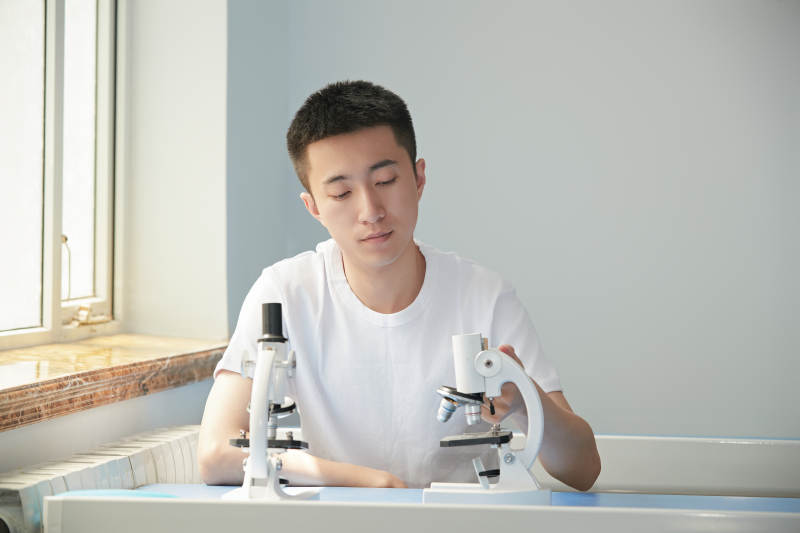 在教室里做实验的帅气青年男性