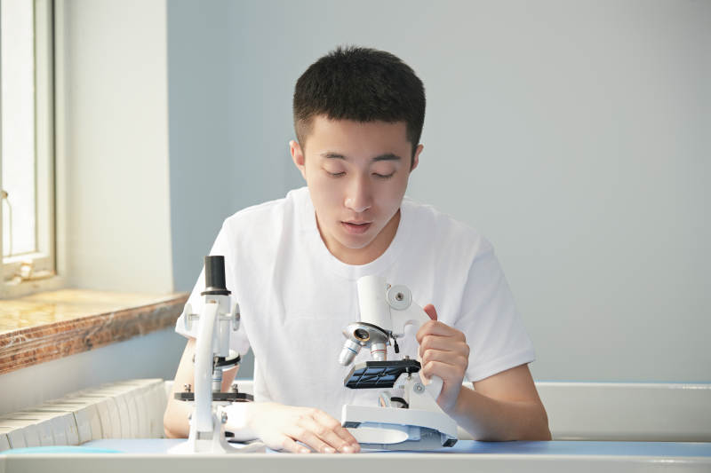 在教室里做实验的帅气青年男性